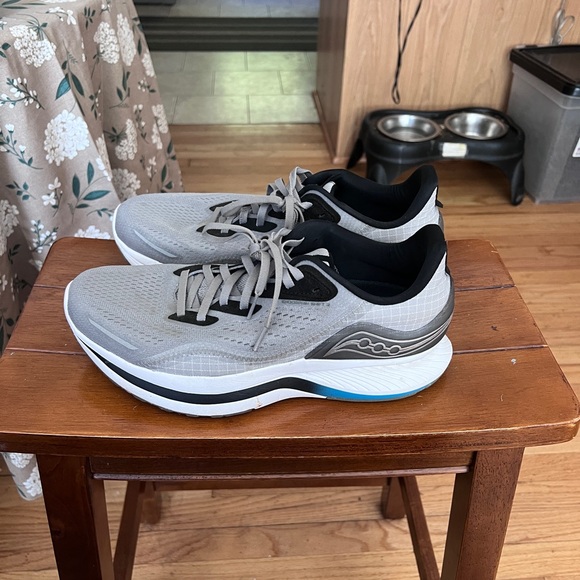 Saucony Endorphin size 10.5 men's running shoe - Picture 2 of 3